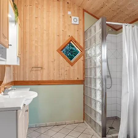Cozy And Spacious Near Torup Close To The North Sea, Holiday home *