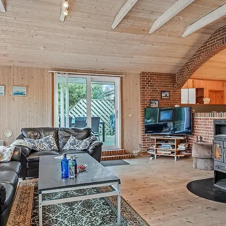 Cozy And Spacious Near Torup Close To The North Sea, Holiday home