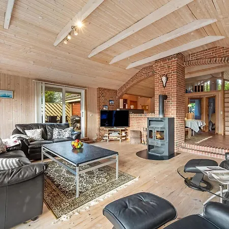 Cozy And Spacious Near Torup Close To The North Sea,